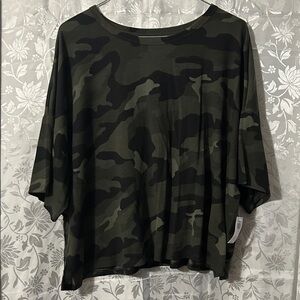 Old Navy Active Ultralite Camo Oversized Go-Dry Tee Shirt Women’s XL.